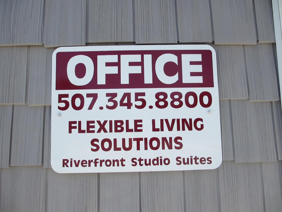 Riverfront Studio Suites 만카톹 외부 사진